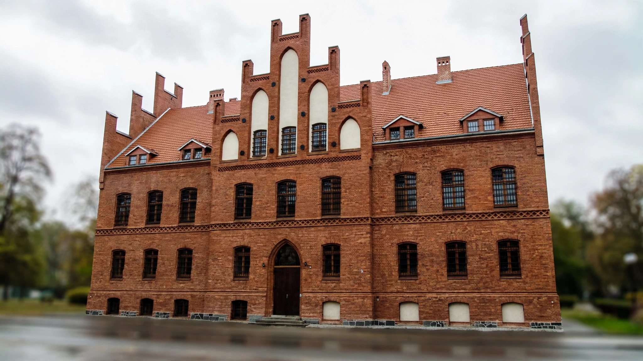 Ceglany budynek aresztu śledczego przy ul. Piłsudskiego w Olsztynie