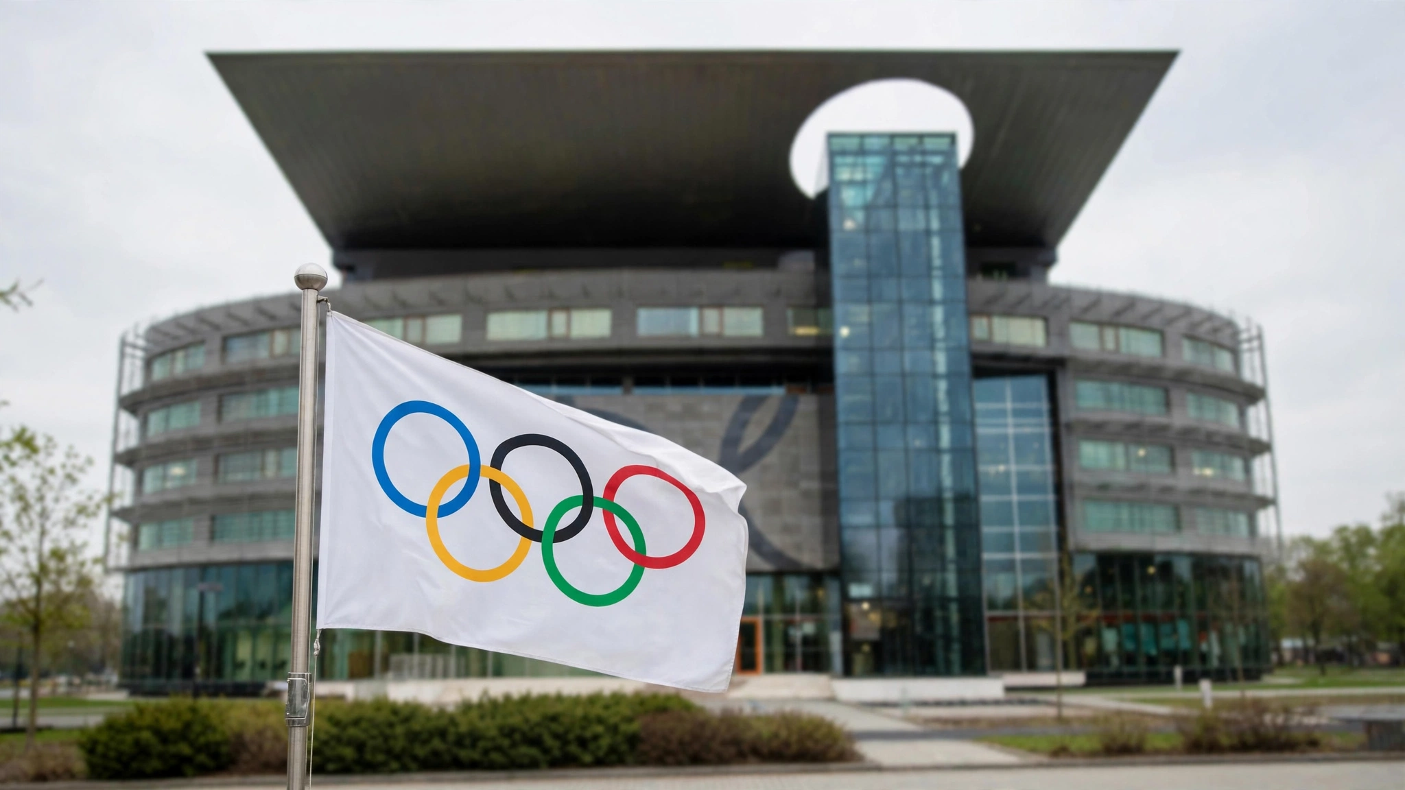 Flaga olimpijska przed siedzibą Polskiego Komitetu Olimpijskiego w Warszawie